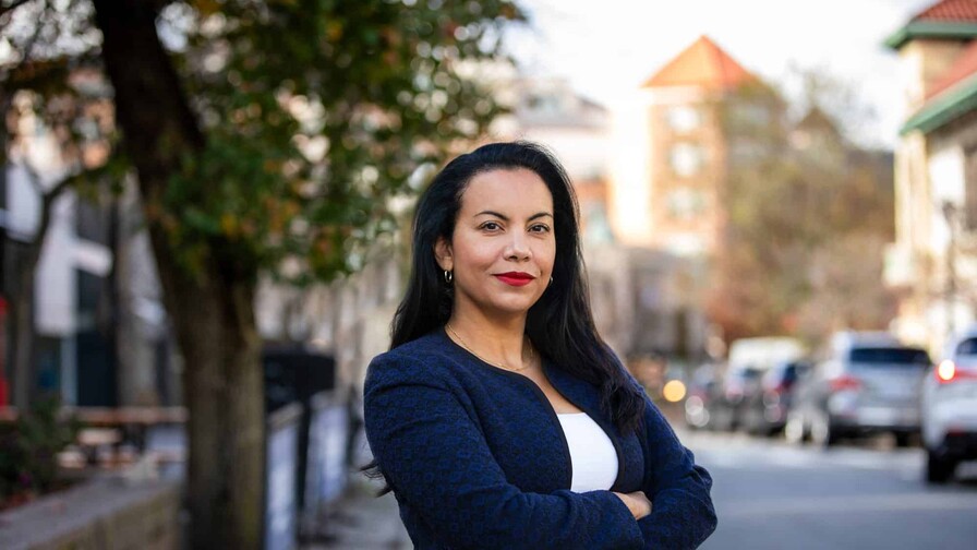 Dominicana Analilia Mejía se juramenta como congresista en EE. UU.