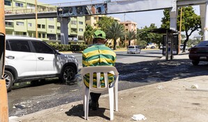 Aguas residuales convierten calle de Villa Consuelo en foco de insalubridad