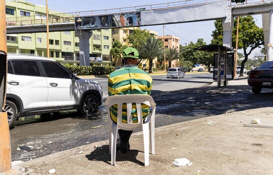 Aguas residuales convierten calle de Villa Consuelo en foco de insalubridad