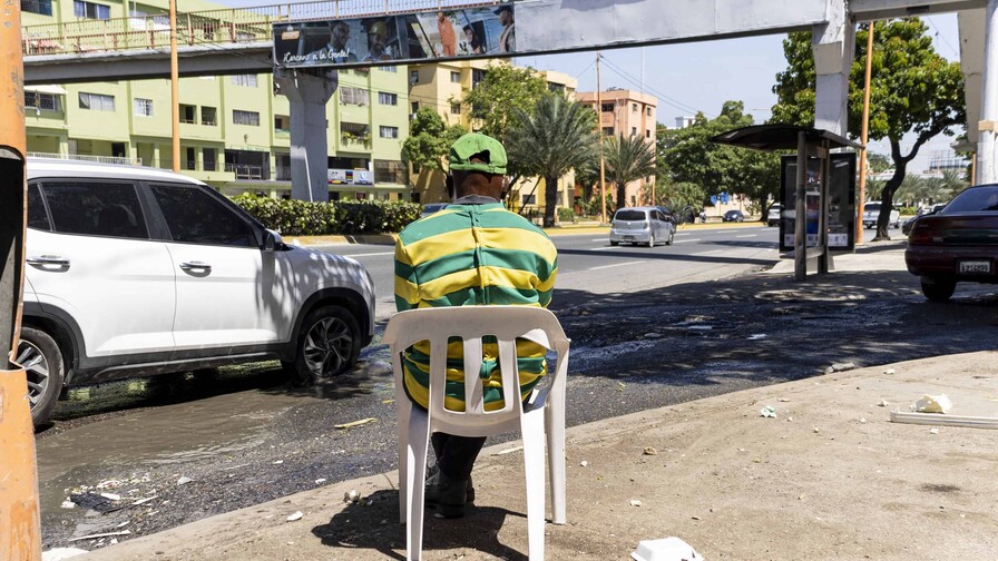 Aguas residuales convierten calle de Villa Consuelo en foco de insalubridad