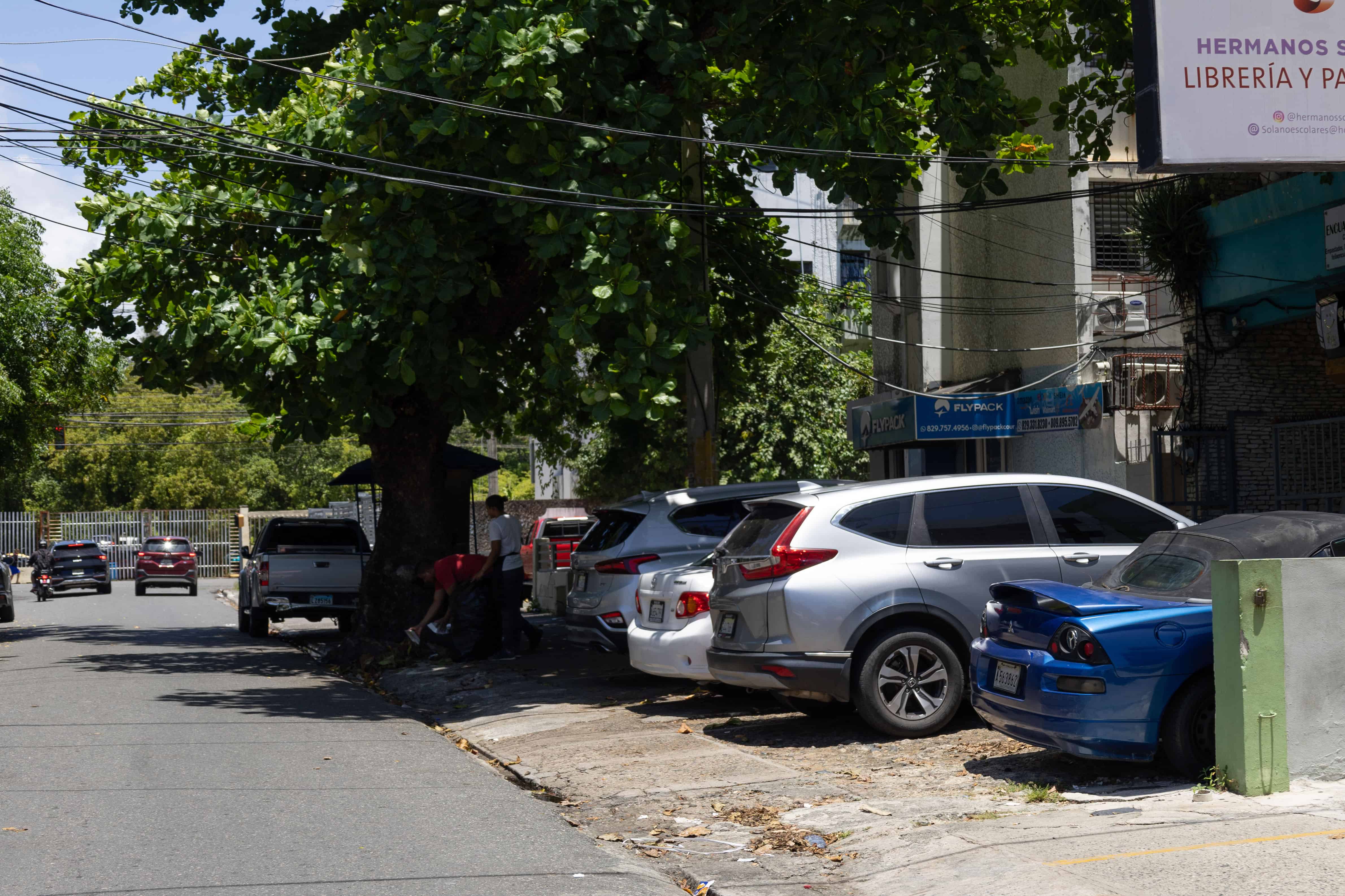 La ocupación de los espacios públicos preocupa a residentes.