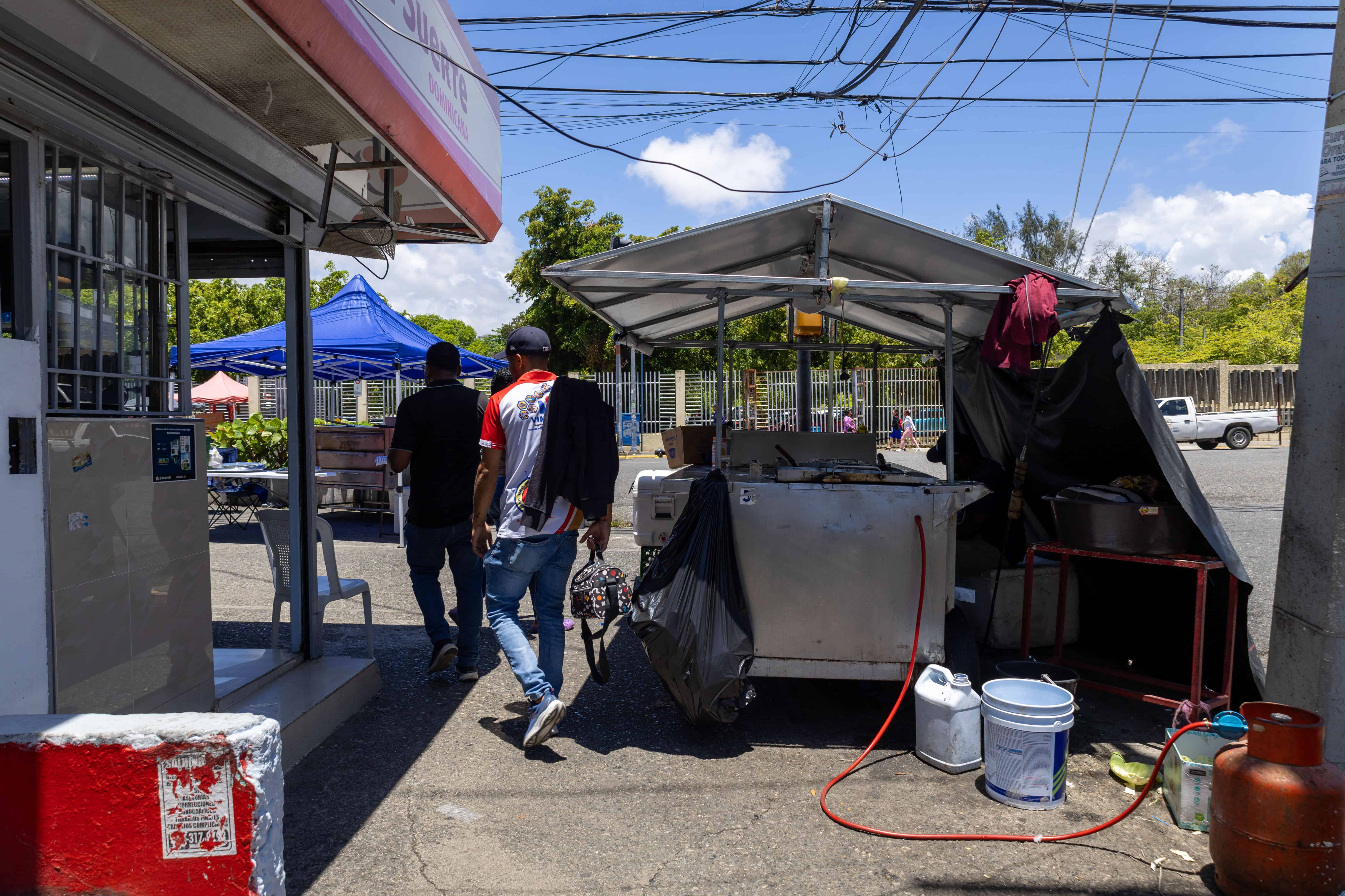 En algunos lugares, los peatones tienen limitados espacios para caminar.