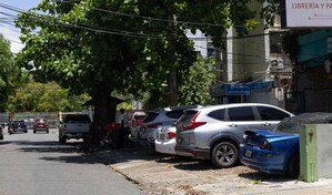 Zona Universitaria enfrenta crisis de agua, basura y aceras ocupadas