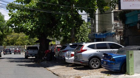 Zona Universitaria enfrenta crisis de agua, basura y aceras ocupadas