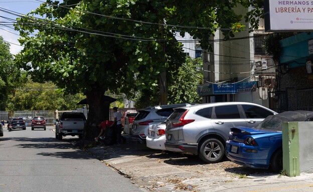 Zona Universitaria enfrenta crisis de agua, basura y aceras ocupadas
