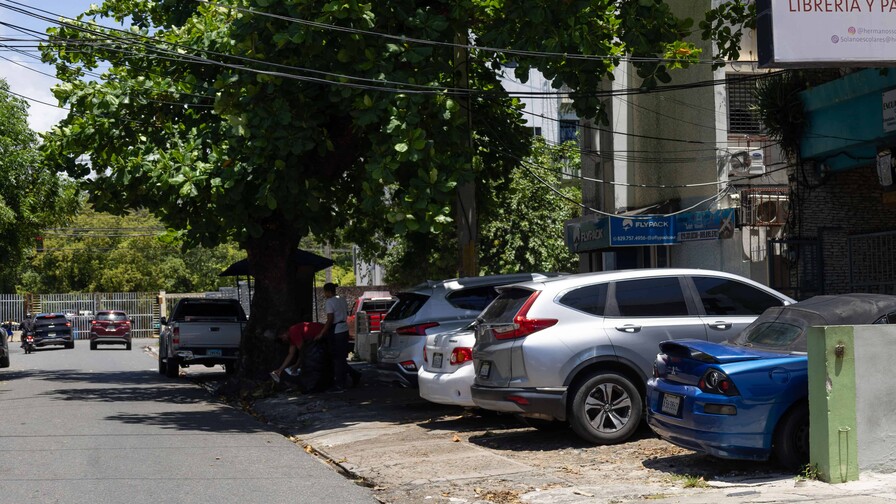 Zona Universitaria enfrenta crisis de agua, basura y aceras ocupadas