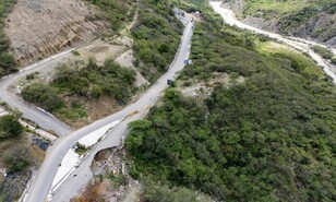 "Uno tiene miedo de que se derrumbe": reciente socav&oacute;n agrava el temor de los moradores en Ocoa