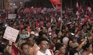 Al menos 3,000 peruanos protestan en medio de cuestionamientos a elecciones presidenciales