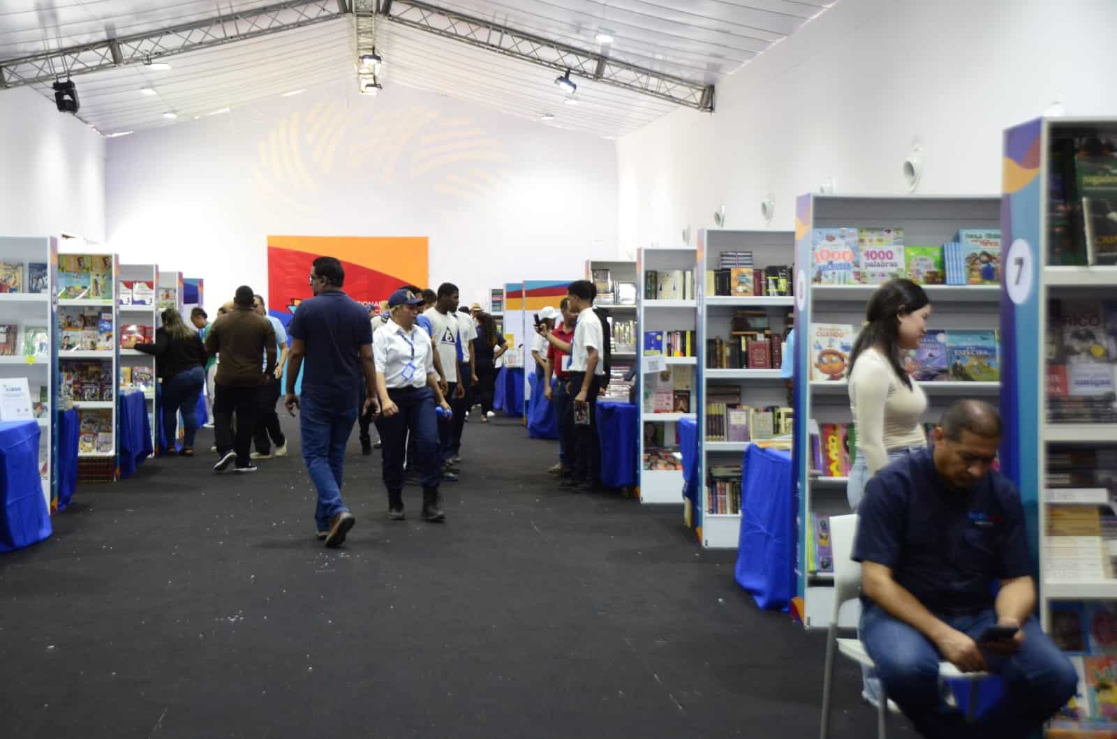 En la feria se pueden adquirir libros de autores dominicanos y extranjeros.