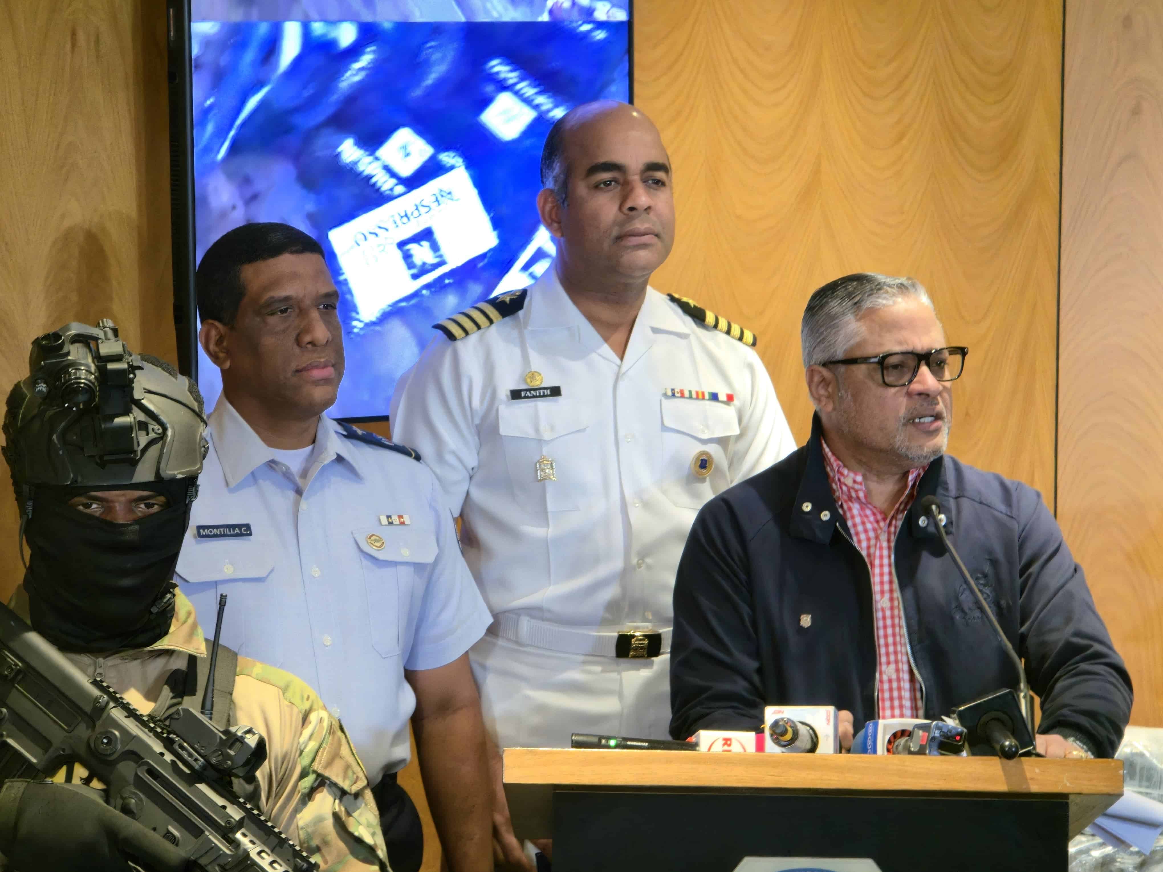 Cargamento de presunta cocaína incautada en Baní.