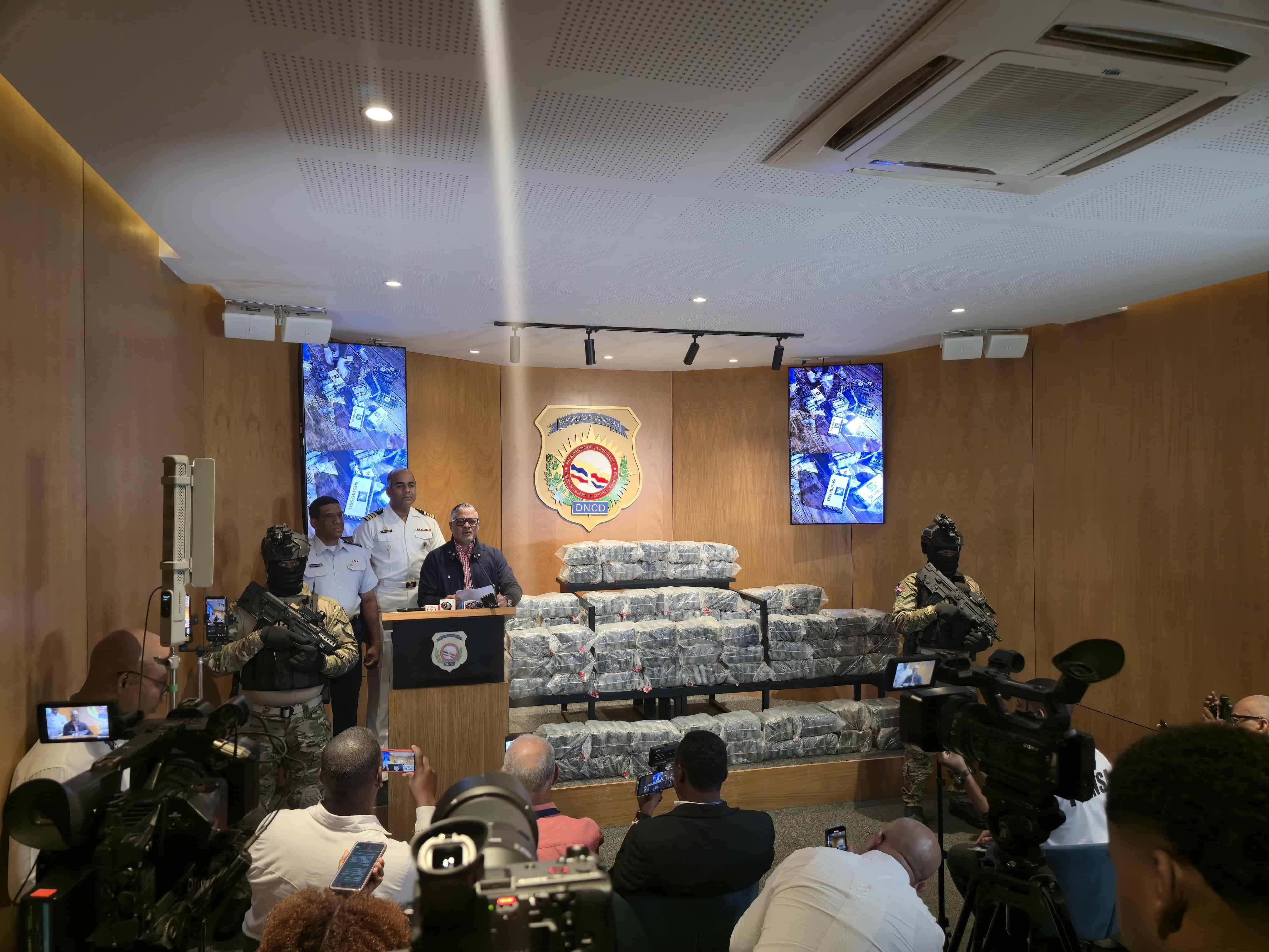 Cargamento de presunta cocaína incautada en Baní.