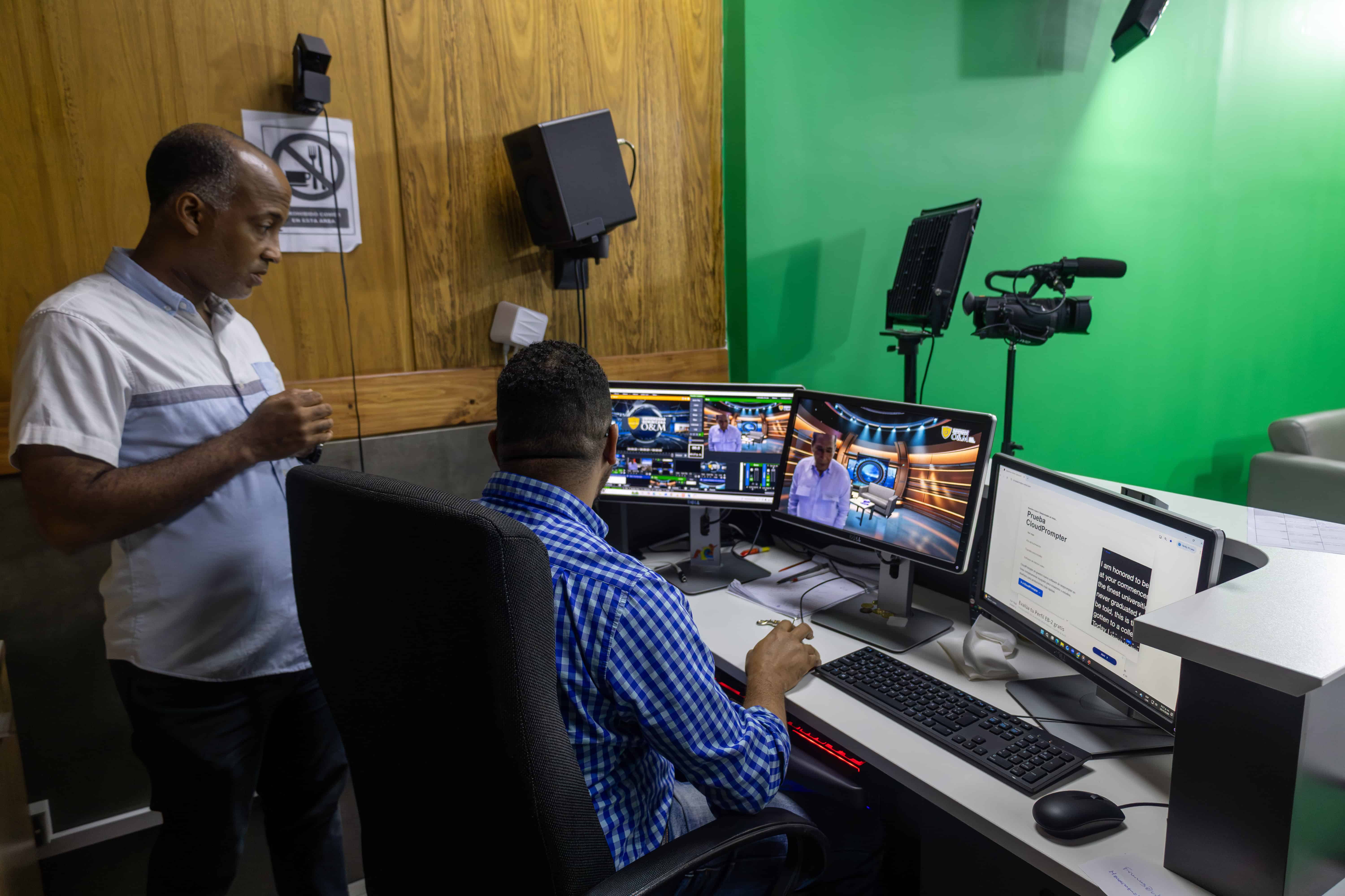 Consola de grabación y equipos de la carrera de Comunicación Social de la Universidad&nbsp;O&M.