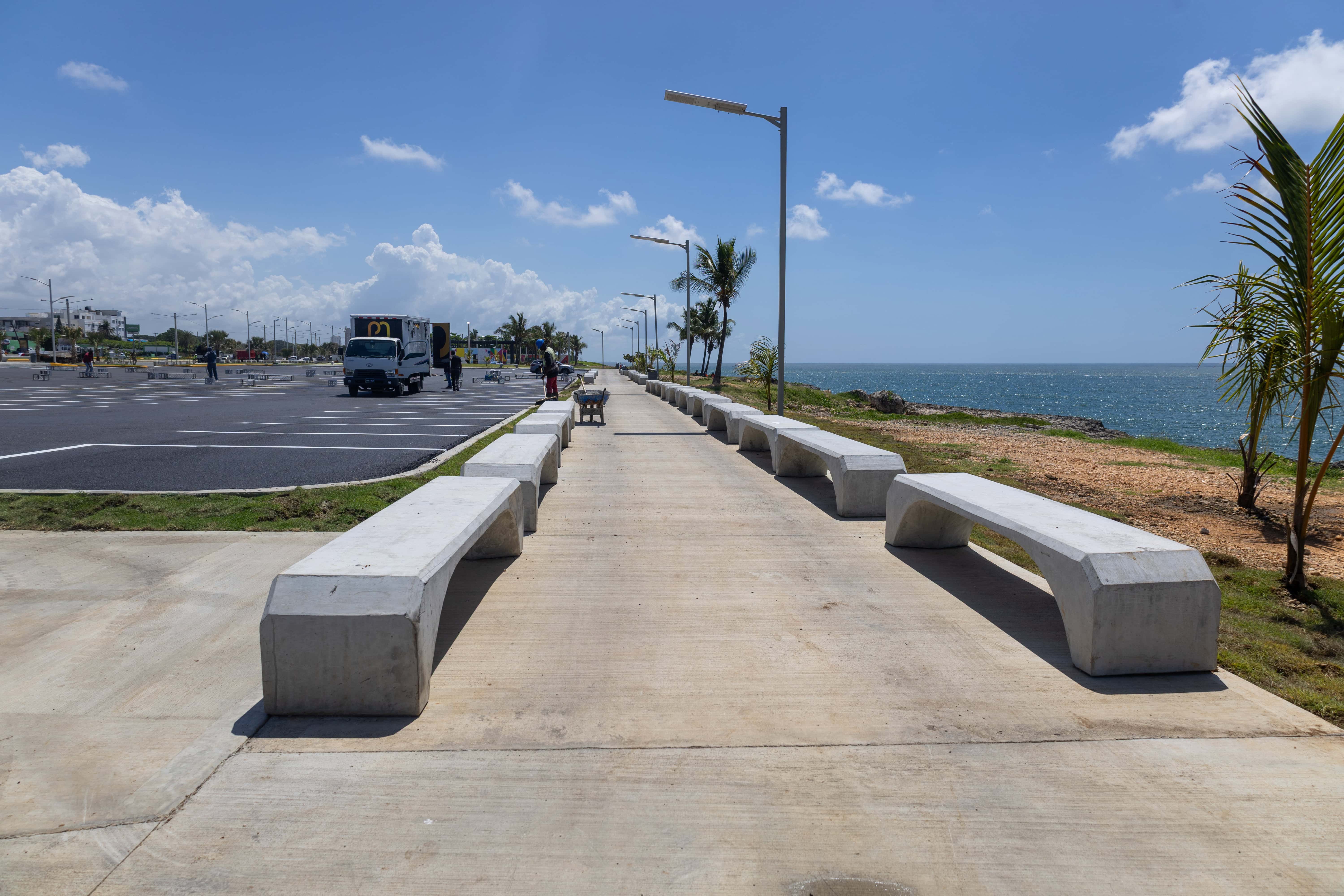 Las aceras son espaciosas, para la seguridad y disfrute de los visitantes.&nbsp;