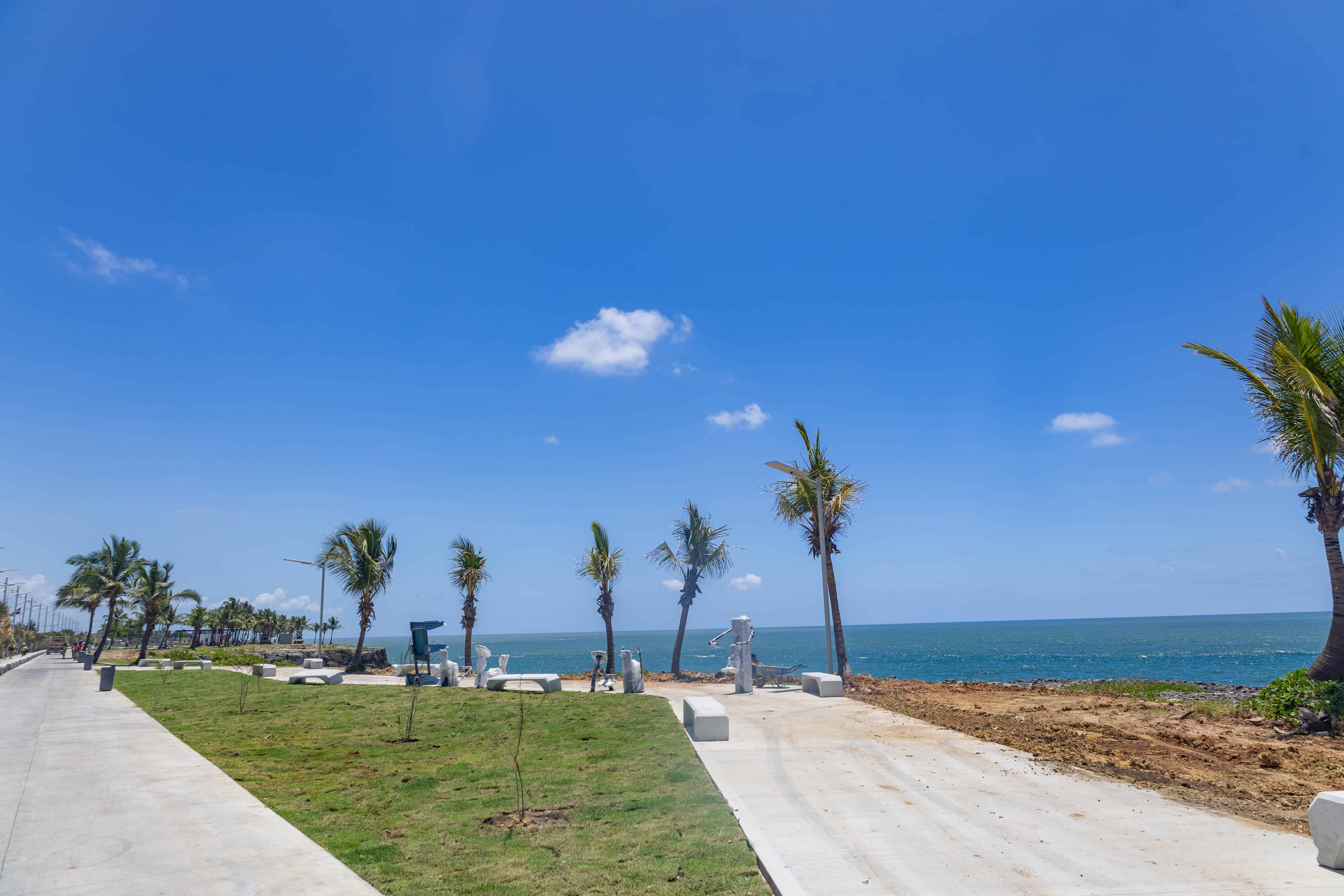 Paisajismo que contrasta con el mar.