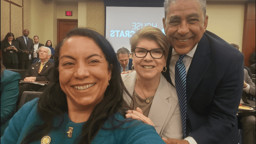Adriano Espaillat da la bienvenida a Analilia Mej&iacute;a en el Congreso de EE. UU.
