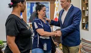 Alcalde de Santiago recibe a familiares de chofer ultimado por motoristas