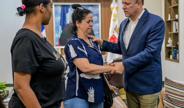 Alcalde de Santiago recibe a familiares de chofer ultimado por motoristas