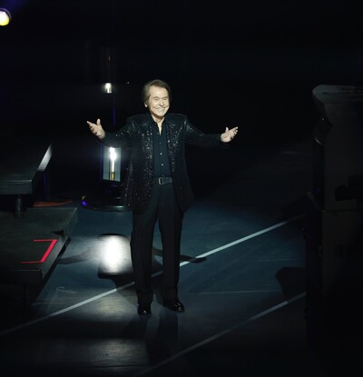 Raphael: "Llevo a&ntilde;os oyendo hablar de despedidas y aqu&iacute; sigo"