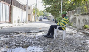 Lluvias agravan deterioro de la calle 16 en Villa Aura