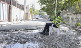 Lluvias agravan deterioro de la calle 16 en Villa Aura
