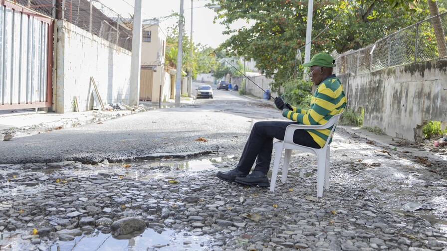 Lluvias agravan deterioro de la calle 16 en Villa Aura
