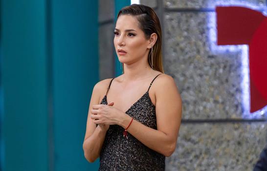 Carmen Villalobos reacciona entre l&aacute;grimas tras tragedia en rodaje de Sin senos s&iacute; hay para&iacute;so