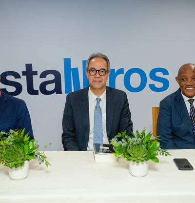 Jos&eacute; M&aacute;rmol presenta antolog&iacute;a que re&uacute;ne su obra po&eacute;tica de 1984 a 2019