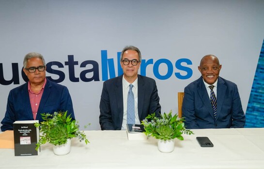 Jos&eacute; M&aacute;rmol presenta antolog&iacute;a que re&uacute;ne su obra po&eacute;tica de 1984 a 2019