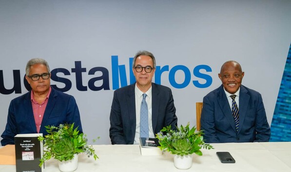 Jos&eacute; M&aacute;rmol presenta antolog&iacute;a que re&uacute;ne su obra po&eacute;tica de 1984 a 2019