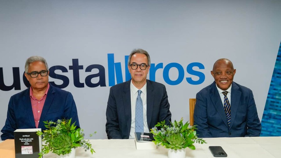 José Mármol presenta antología que reúne su obra poética de 1984 a 2019