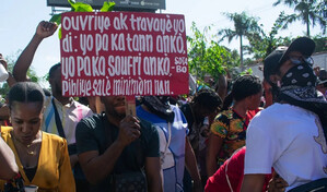 Miles de trabajadores en Hait&iacute; exigen en las calles un salario m&iacute;nimo de 23 d&oacute;lares al d&iacute;a