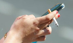 Reino Unido aprueba una ley para prohibir fumar de por vida a los nacidos después del 2008