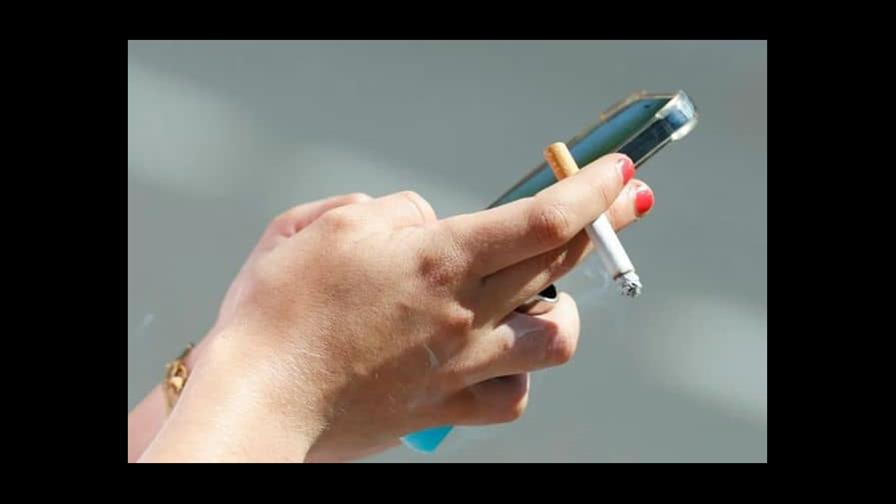 Reino Unido aprueba una ley para prohibir fumar de por vida a los nacidos después del 2008