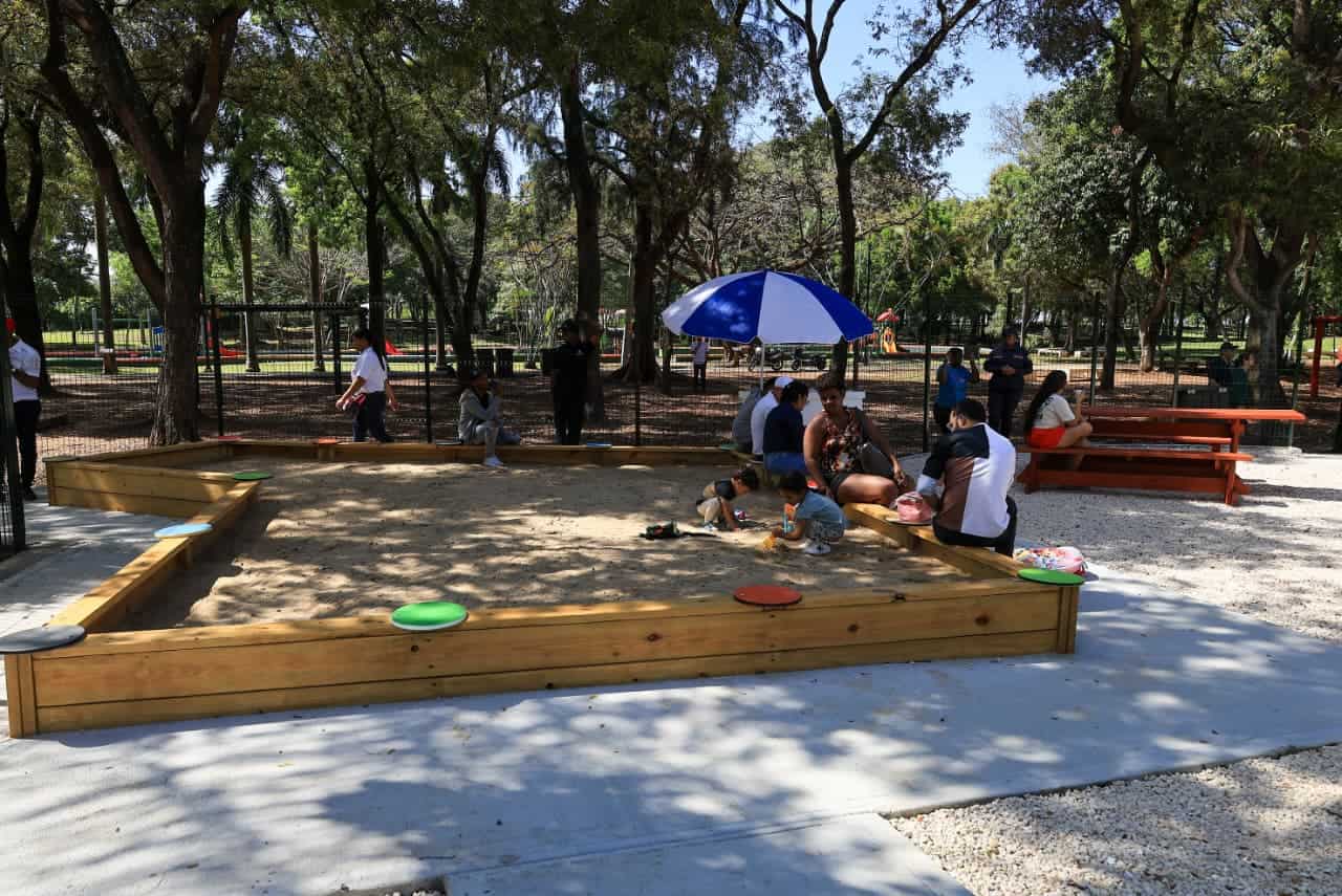 Ni&ntilde;os jugando en la caja de arena.