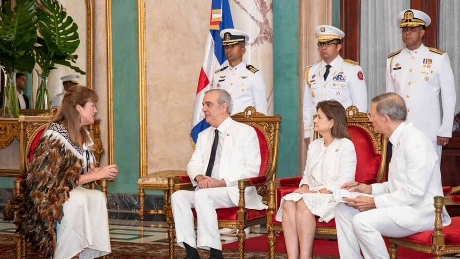 Nuevos embajadores europeos presentan credenciales al presidente Abinader