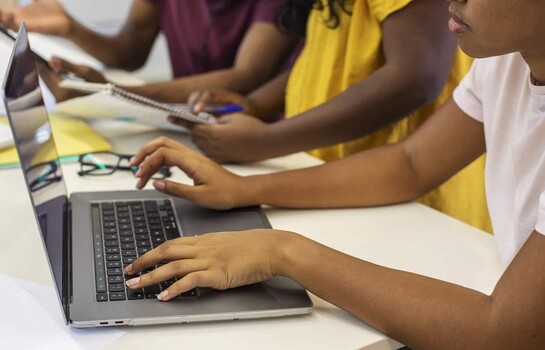 Latinoam&eacute;rica suma tecnolog&iacute;a a educaci&oacute;n, pero las brechas limitan su impacto pedag&oacute;gico