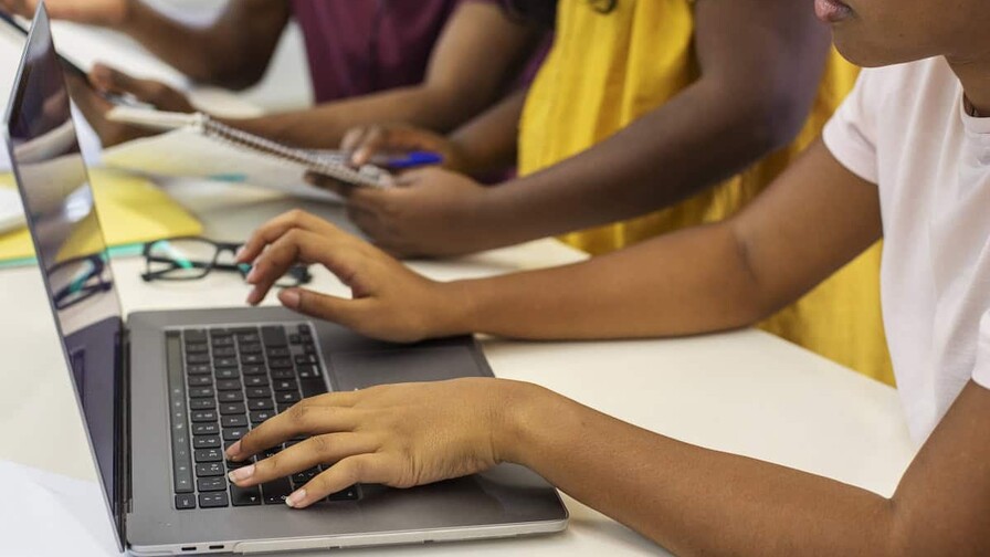 Latinoamérica suma tecnología a educación, pero las brechas limitan su impacto pedagógico