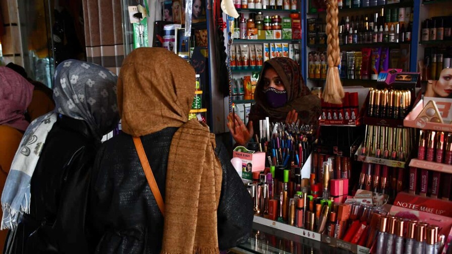 Usar menos cosméticos reduce en días el nivel de contaminantes en el cuerpo, según estudio