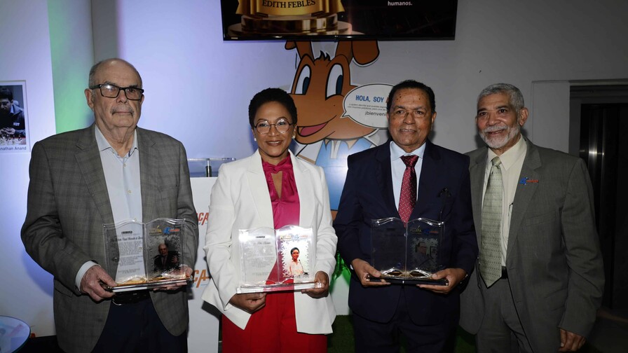 Entregan el Premio Pluma a la Excelencia Logomarca 2026 a destacadas personalidades