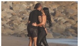 Revelan imágenes de la íntima escapada de Kim Kardashian y Lewis Hamilton a una playa desierta