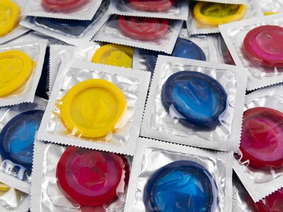 Precios de preservativos en alza por guerra con Irán