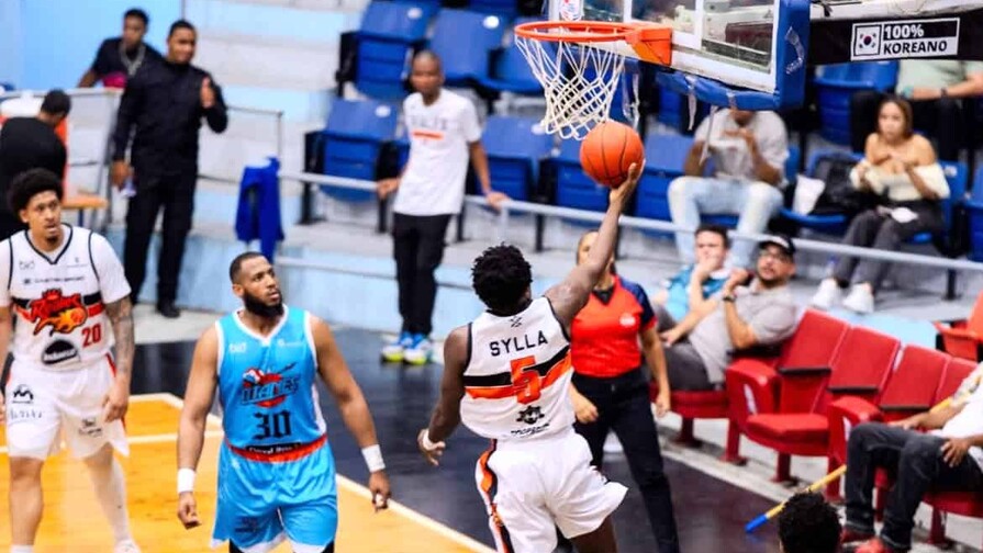 Reales y Metros logran victorias en la continuación de la LNB