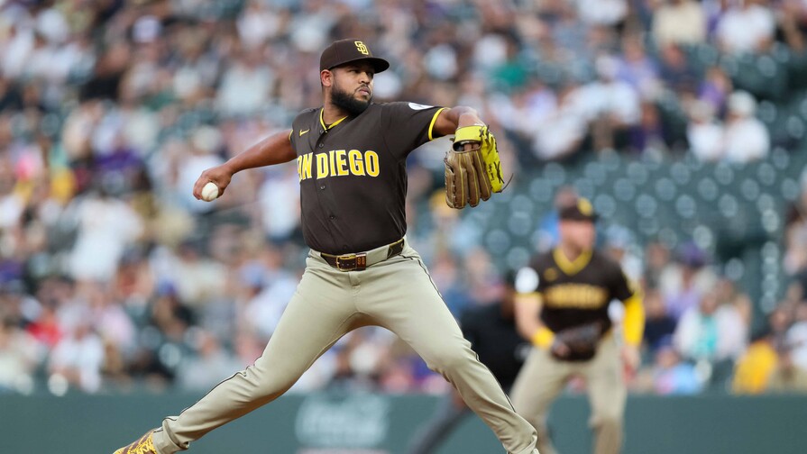 Randy Vásquez brilla en la loma y guía el asfixiante triunfo de los Padres