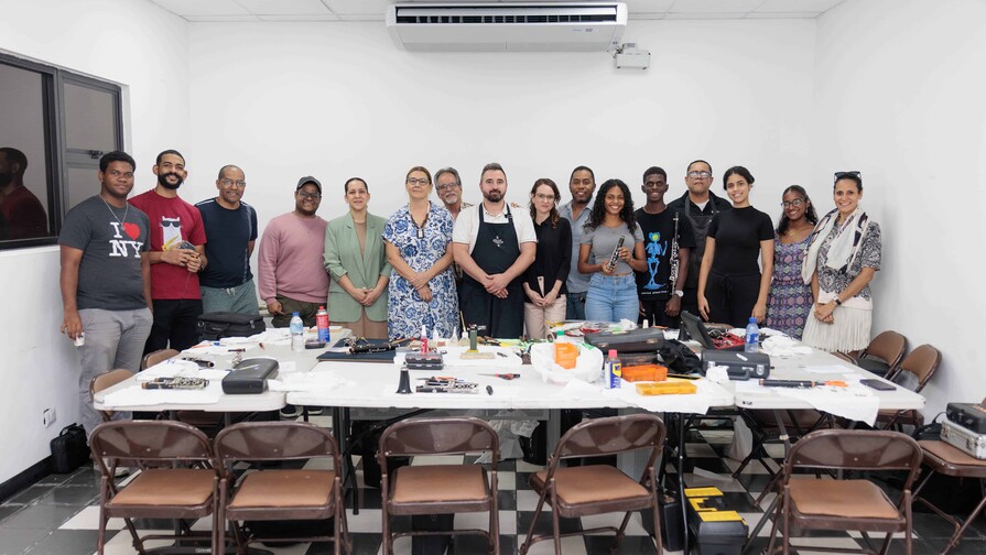 Taller de luter&iacute;a fortalece el patrimonio musical y la formaci&oacute;n t&eacute;cnica en el pa&iacute;s