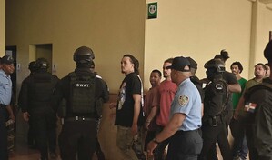 Aplazan medida de coerci&oacute;n contra siete motoristas acusados de matar a chofer en Santiago