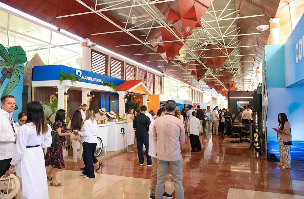 Estands de empresas tur&iacute;sticas exhiben sus propuestas en DATE 2026, espacio que re&uacute;ne a m&aacute;s de 200 compa&ntilde;&iacute;as de distintos mercados emisores.