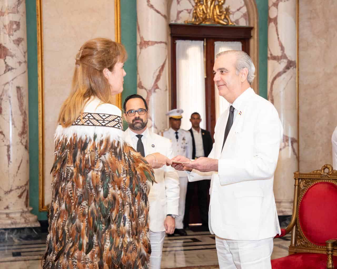 La embajadora de Nueva Zelanda, Nicola Jane Stilwell,&nbsp;entregando sus cartas credenciales al presidente Luis Abinader, este 22 de abril de 2026.