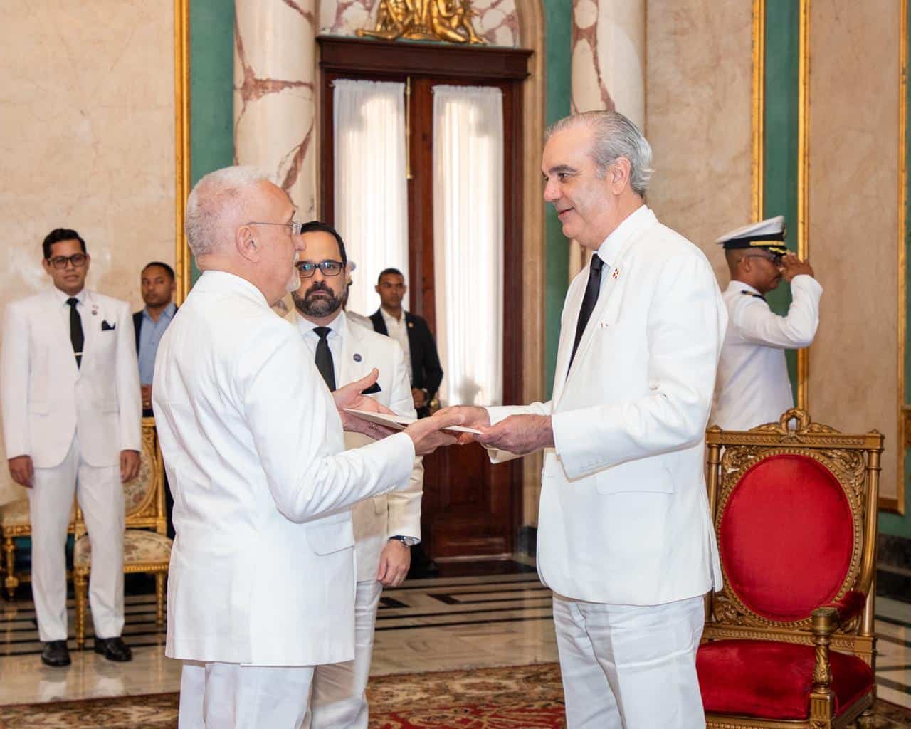 El embajador de la República de San Marino, Alessandro Mario Segnini Bocchia Di San Lorenzo,&nbsp;entregando sus cartas credenciales al presidente Luis Abinader, este 22 de abril de 2026.