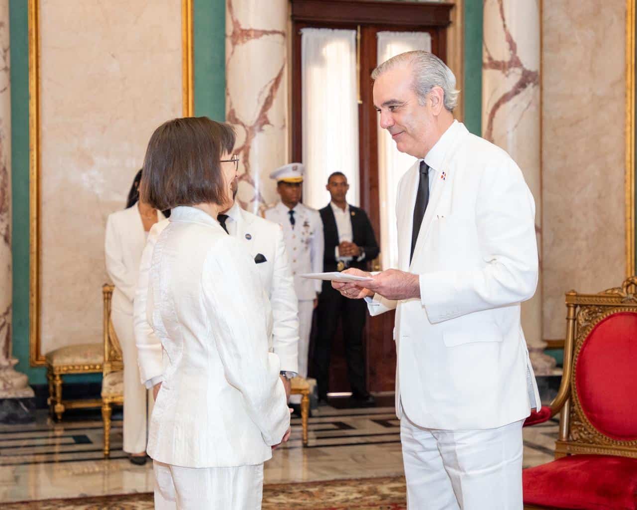 La embajadora de la República de Finlandia, Eija Rotinen, entregando sus cartas credenciales al presidente Luis Abinader, este 22 de abril de 2026.