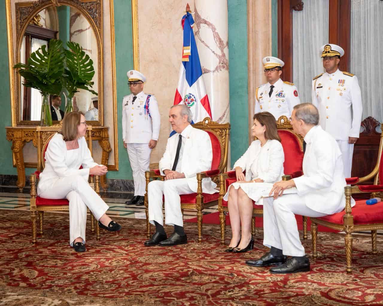 La embajadora del Reino de Suecia, Anna Kristina Craenen,&nbsp;sentada en el Salón de Embajadores del Palacio Nacional junto al presidente Luis Abinader (c), la vicepresidenta Raquel Peña y el ministro de Relaciones Exteriores, Roberto Álvarez, este 22 de abril de 2026.